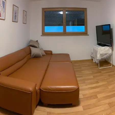 Moebliert, Abgeschlossen Und Verkehrsguenstig Gelegen *