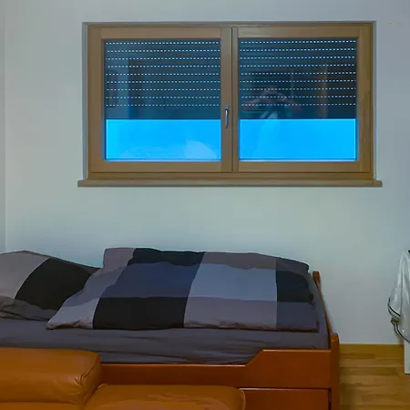 Moebliert, Abgeschlossen Und Verkehrsguenstig Gelegen *