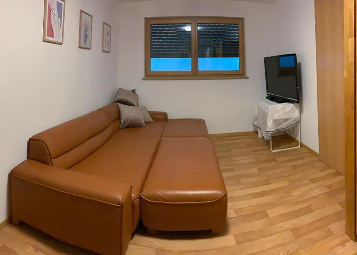 Moebliert, Abgeschlossen Und Verkehrsguenstig Gelegen *