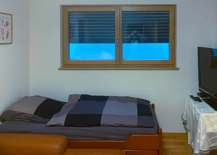 Moebliert, Abgeschlossen Und Verkehrsguenstig Gelegen *